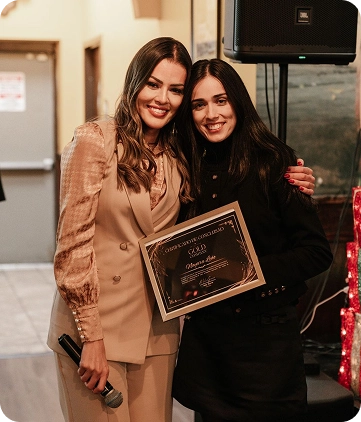 Mila Garro e Nayara Leão posando para foto em evento da Gold Company Academy
